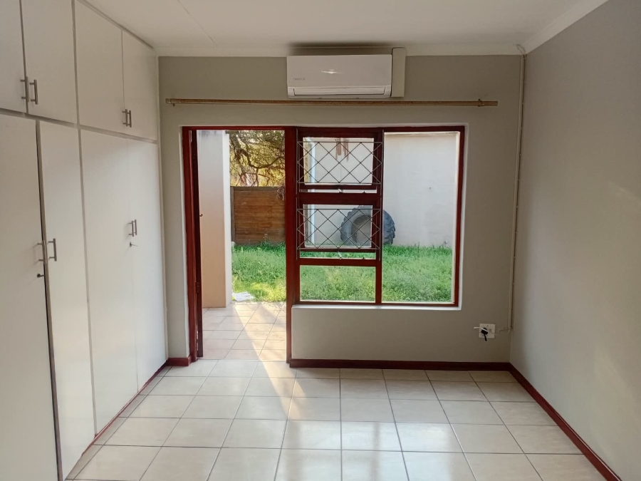To Let 4 Bedroom Property for Rent in Bonza Bay Eastern Cape
